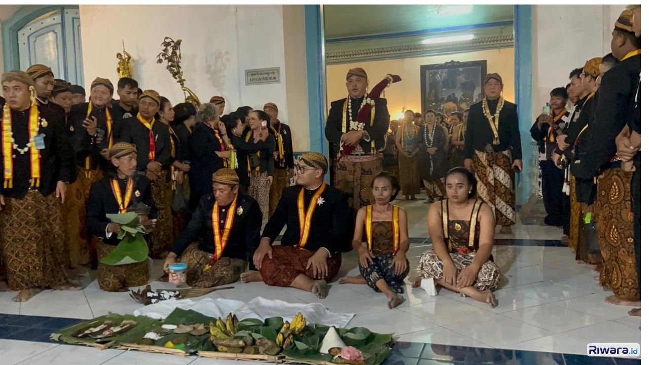 Pengageng Karti Puro KPH Djoyo Adilogo membawa Pusaka Kanjeng Kiai Pecut